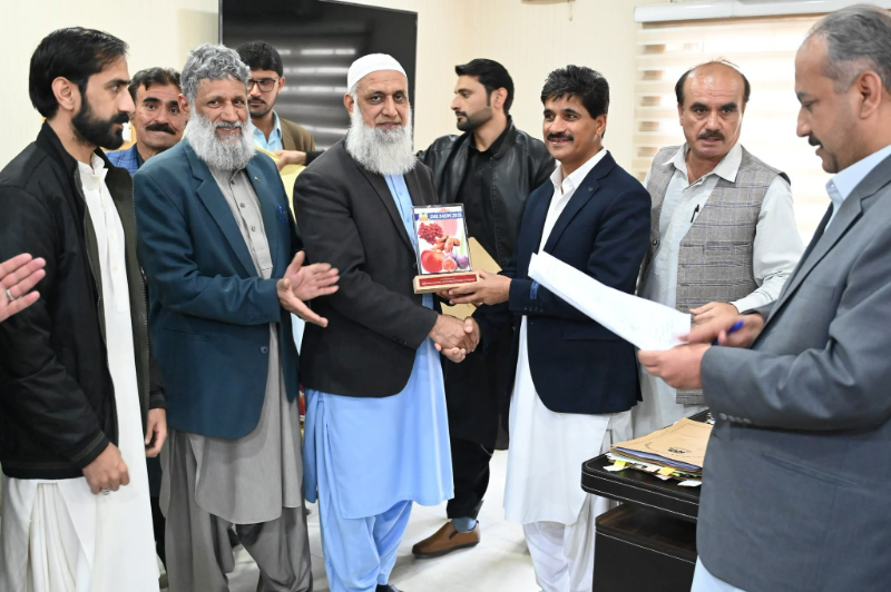 Mr. Masood Ahmed Baloch Director General Agriculture Extension presenting shield to Director Information for best Performance