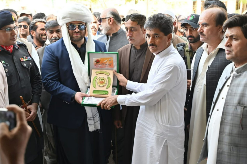Mr. Masood Ahmed Baloch Director General Agriculture Extension presenting shield to Guest Provincial Minister in Sibi Mela 20